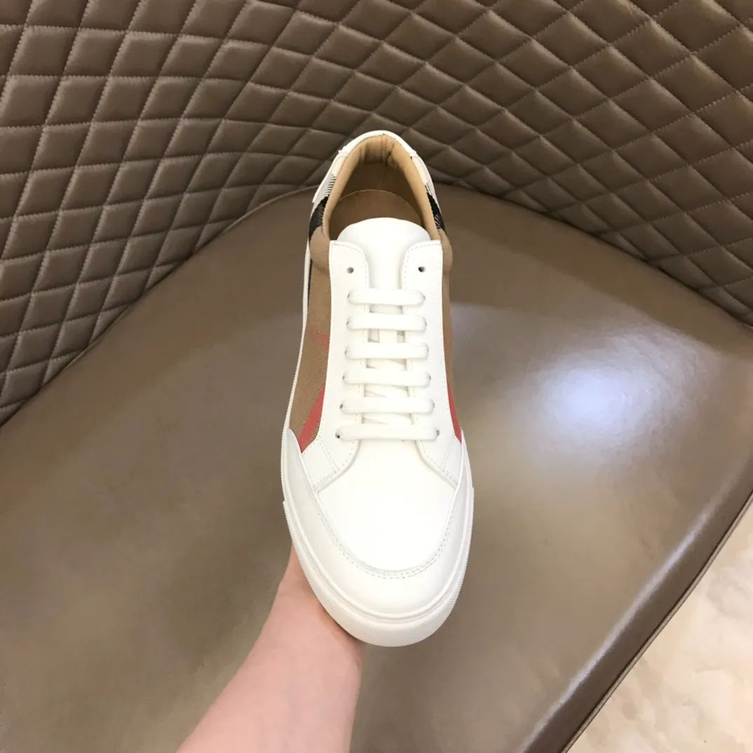 ¥380 ▫️B’s men’s classic low-top sneakers are reinterpreted in Vintage plaid cotton material and decorated with a new brand logo. First-grain cowhide lining, original outsole with Burberry lettering embossed logo on the heel! 38-45